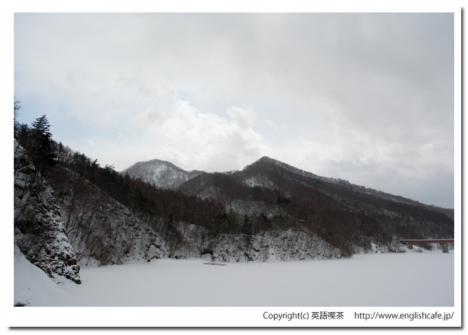 雪景色の駒ヶ岳ダムとダム湖（北海道森町の鳥崎渓谷八景）