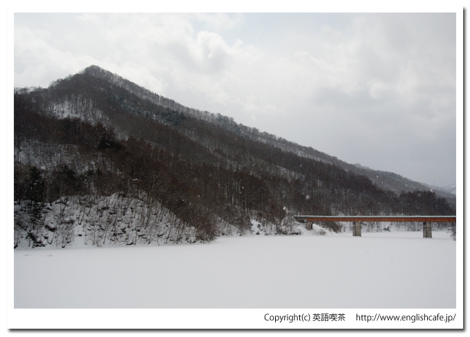 雪景色の駒ヶ岳ダムとダム湖（北海道森町の鳥崎渓谷八景）
