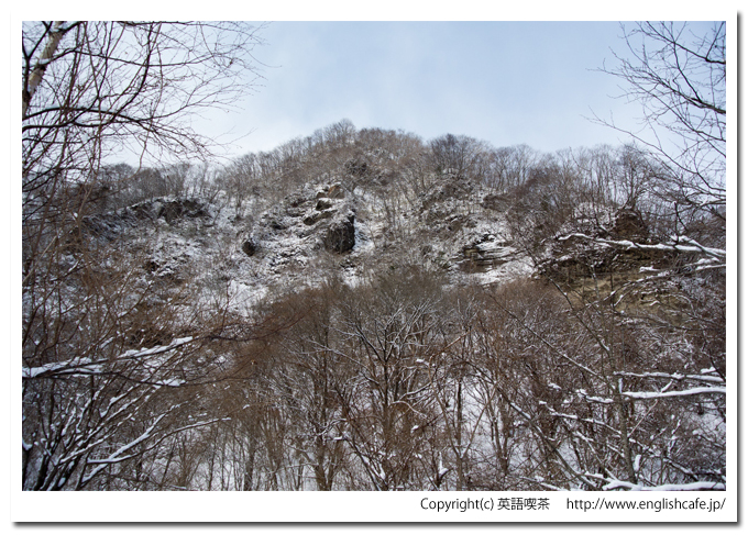 雪景色の屏風崖（北海道森町の鳥崎渓谷八景）
