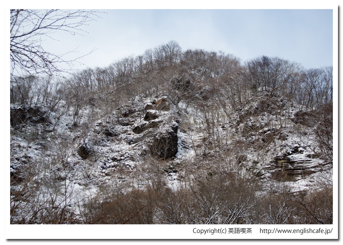 雪景色の屏風崖（北海道森町の鳥崎渓谷八景）