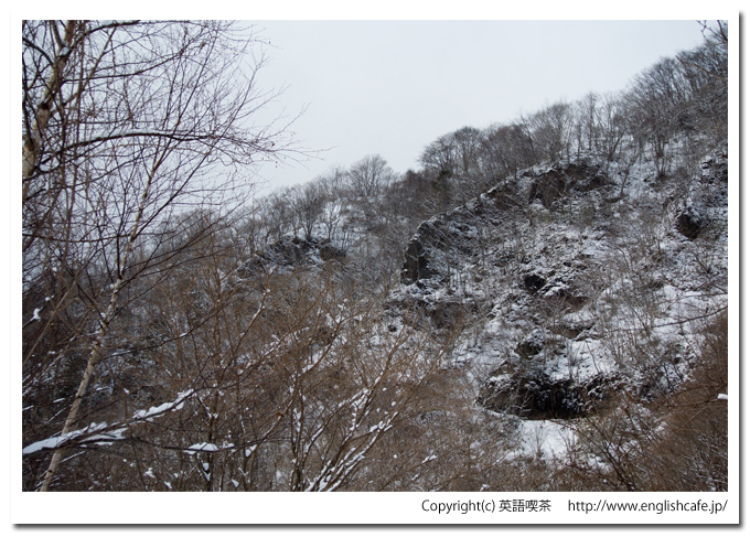 雪景色の屏風崖（北海道森町の鳥崎渓谷八景）
