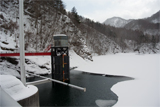 雪景色の駒ヶ岳ダム（北海道森町の鳥崎渓谷八景）