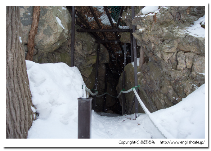 駒ヶ岳神社と大岩の入口（北海道七飯町大沼国定公園）