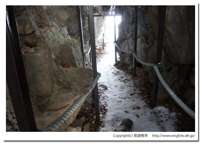 駒ヶ岳神社と大岩の中（北海道七飯町大沼国定公園）