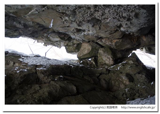 駒ヶ岳神社と大岩の中から上（北海道七飯町大沼国定公園）
