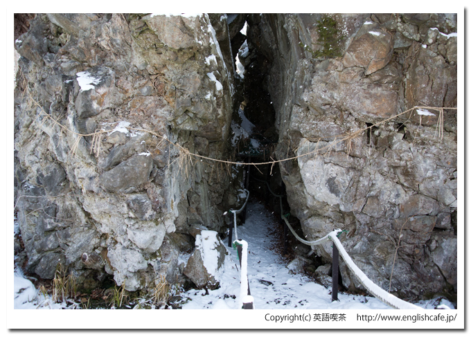 駒ヶ岳神社と大岩の出口（北海道七飯町大沼国定公園）