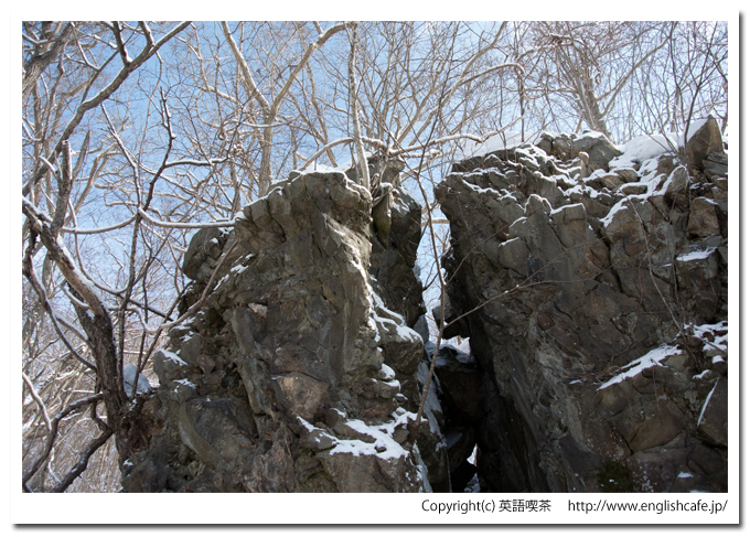 駒ヶ岳神社と大岩の出口（北海道七飯町大沼国定公園）