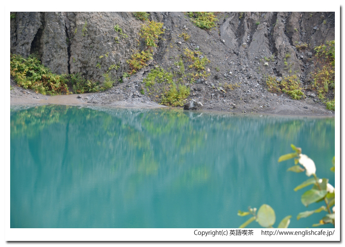 金比羅火口、金比羅火口の向こうがわへ視線を移しながら（北海道洞爺湖町）