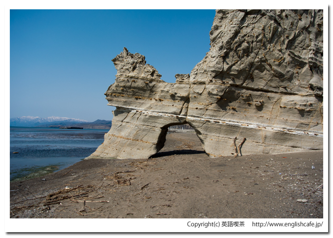 くぐり岩の穴（北海道乙部町）