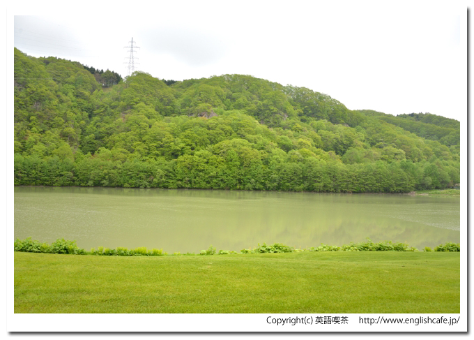 屈足ダム、ダム湖を横から（北海道新得町）