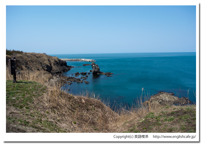 窓岩へ。左の海岸と岩（北海道檜山郡上ノ国町）