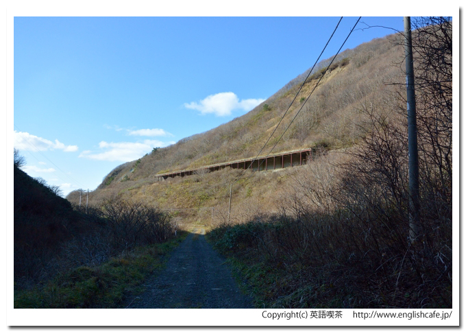 松前線、山間に残る落石防止トンネル（北海道松前郡松前町）