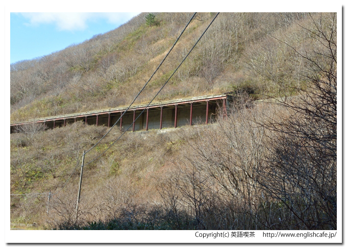 松前線、山間に残る落石防止トンネルのクローズアップ（北海道松前郡松前町）