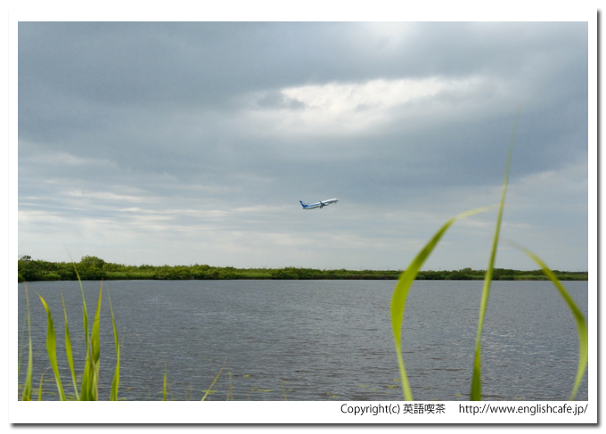 メグマ沼、メグマ沼と空港からの航空機（北海道稚内市）