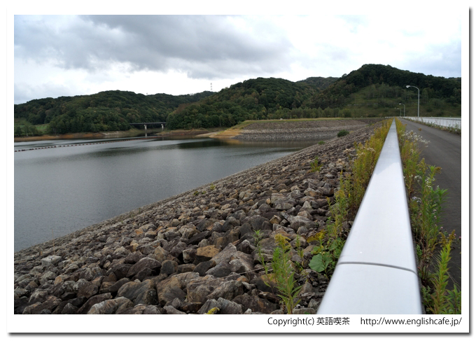 瑞穂ダム、瑞穂ダムの天端とダム湖側の様子（北海道安平町）