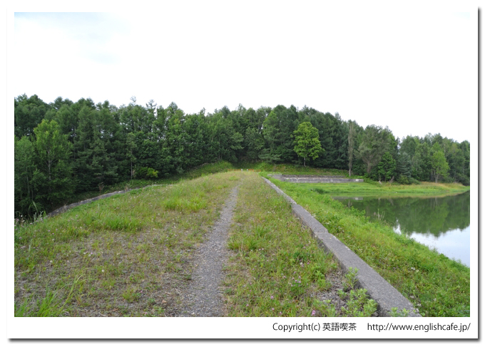 水沢ダム、天端の様子（北海道上川郡美瑛町）