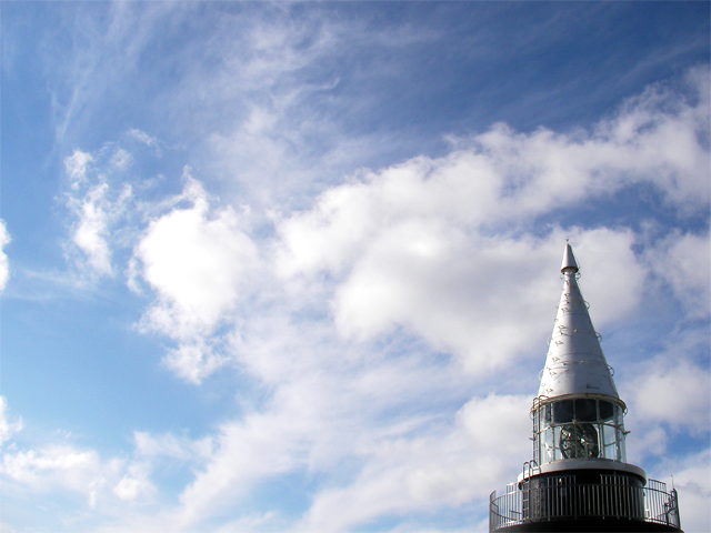 茂津多岬灯台の頂部と青い空（北海道島牧郡島牧村）