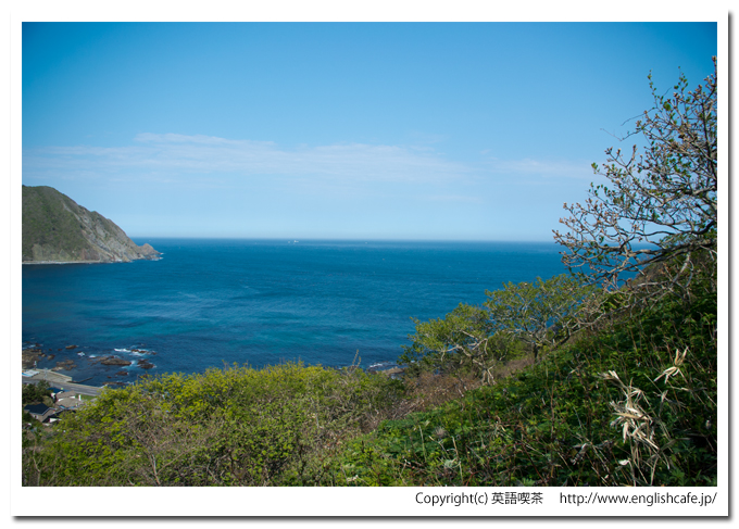 武井の島展望台への散策路、開けたところから海を（北海道函館市）