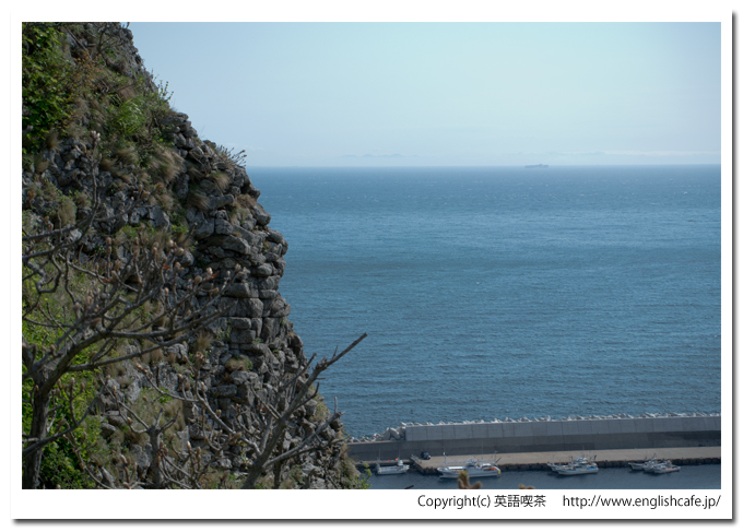 武井の島展望台と散策路途中の木製階段と海（北海道函館市）