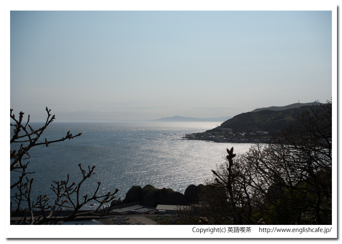 武井の島展望台と散策路途中の木製階段と海、別視点（北海道函館市）