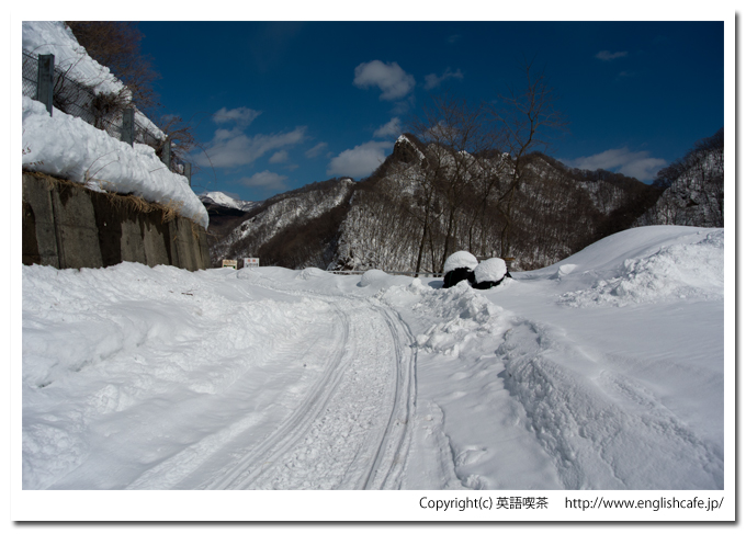 新中野ダムの管理棟手前（北海道函館市）