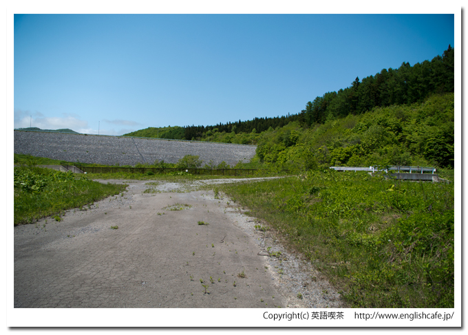 南部坂ダムの提体前の右側（北海道北斗市）