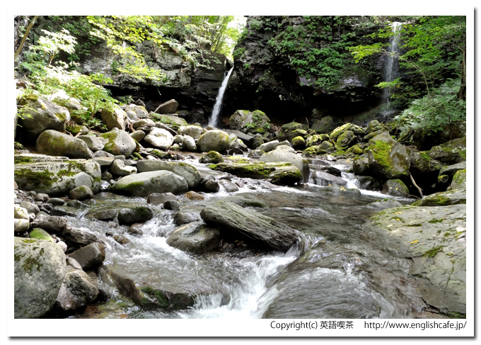 鳴神の滝、川から見る滝の正面（北海道岩内町）