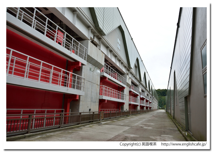 二風谷ダム、二風谷ダムの天端と洒落たゲート（北海道平取町）