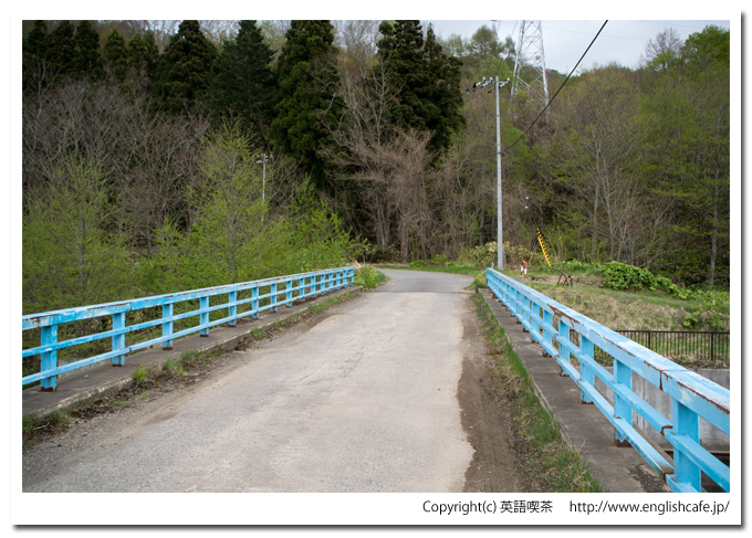 春の濁川ダム堤体前の橋（北海道森町）