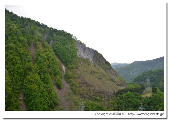 新冠ダム、天端より左側の崖（北海道新冠郡新冠町）