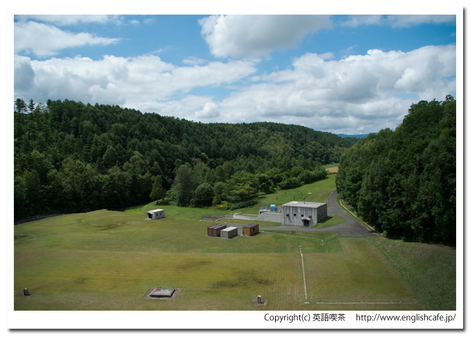 日新ダム、ダムの下流域がわの緑と景色（北海道上富良野町）