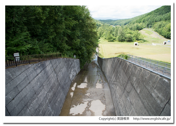 日新ダム、洪水吐から見る下流域（北海道上富良野町）