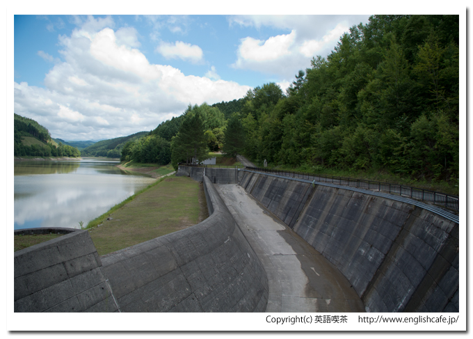 日新ダム、ダム湖がわの洪水吐とダム湖の景色（北海道上富良野町）