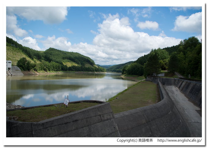 日新ダム、ダム湖と緑の山々の景色（北海道上富良野町）