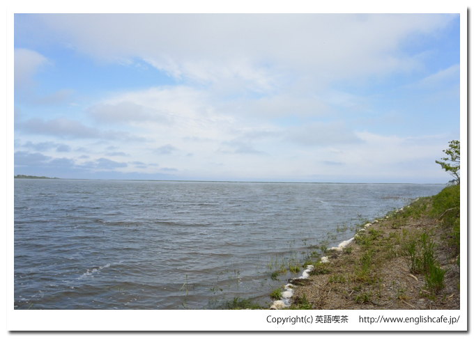 生花苗沼（北海道広尾郡大樹町）、湖畔の端から眺める湖様子です