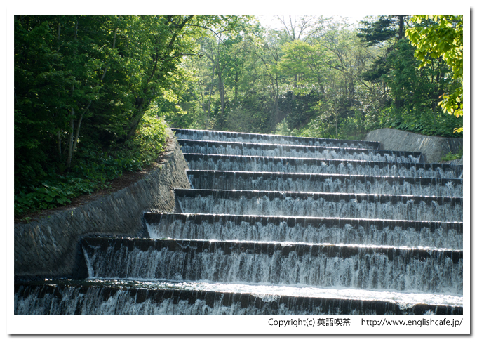 奥沢ダムの階段式溢流路の上の方へ（北海道小樽市）