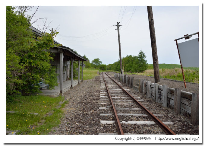 奥行臼駅（旧標津線）、奥行臼駅の駅舎と線路（北海道別海町）