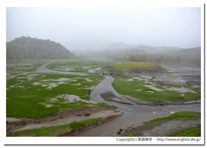 温根別ダム、温根別ダムの渇水期の風景と橋（北海道士別市温根別町）