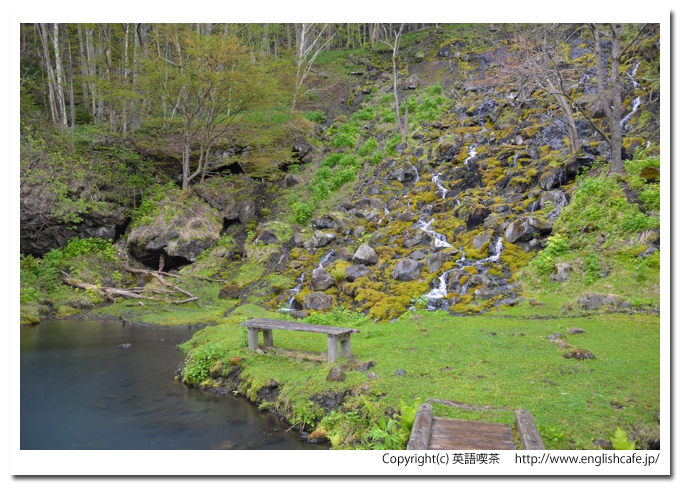 オンネトー湯の滝、湯だまりに流れ下りる滝（北海道足寄町）