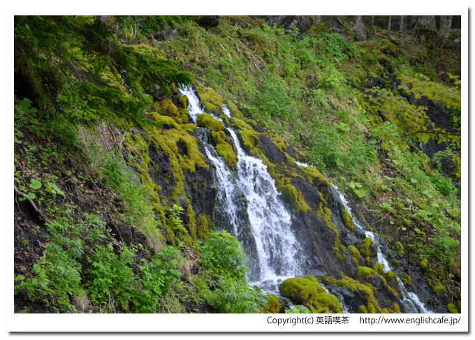 オンネトー湯の滝、滝の上に登りながら眺める、滝の横顔（北海道足寄町）