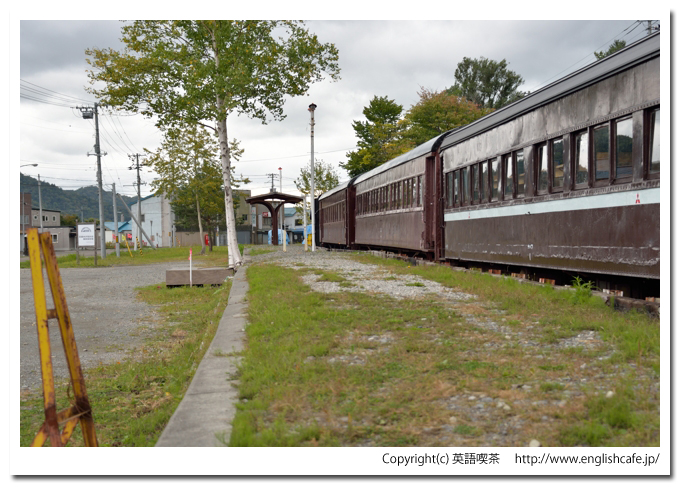 南大夕張駅（旧三菱大夕張鉄道）、南大夕張駅ホームの後ろ側から車両を撮影（北海道夕張市）