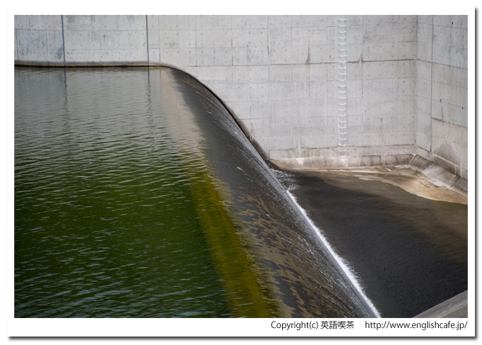 落合ダムの洪水吐と水の流れ（北海道赤井川村）
