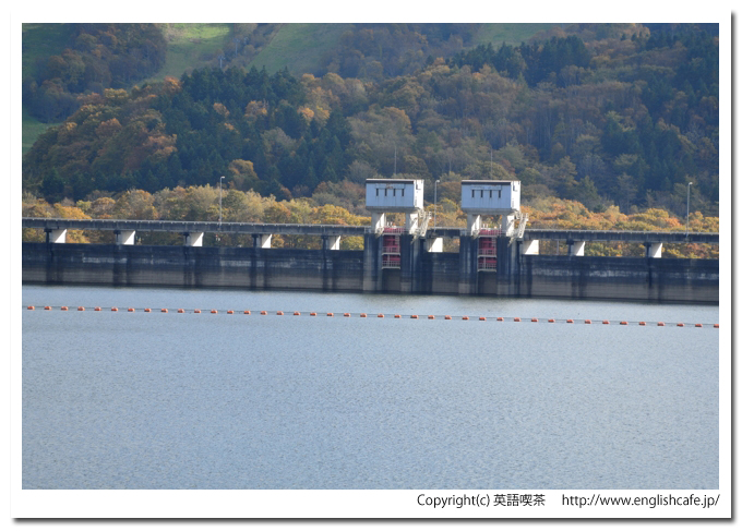 ２０１２年秋のピリカダム、ピリカダム堤体を湖側から（北海道今金町）