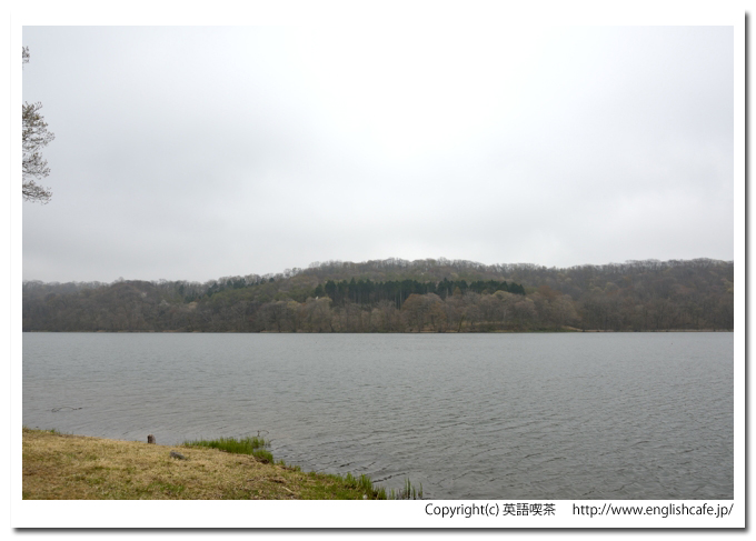 ポロト湖、ポロト湖の湖面で視線を移して（北海道白老町）
