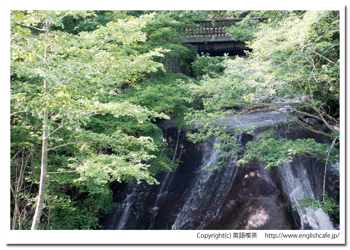 ラルマナイの滝、滝の上の橋と、流れ落ちる水（北海道恵庭市）