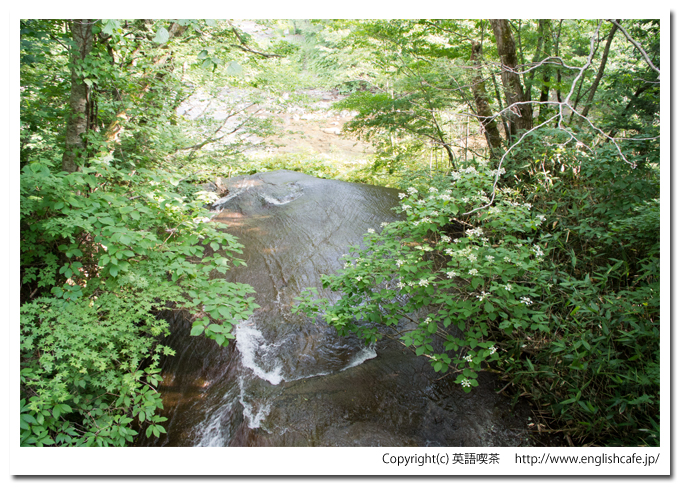 ラルマナイの滝、滝見の橋から滝下を見る（北海道恵庭市）