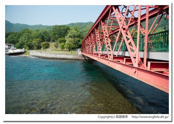 山線鉄橋、橋の下側と川（北海道千歳市）