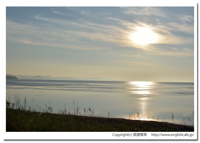 サロマ湖、キムアネップ岬とその散策路から見る湖面、傾く陽射し（北海道佐呂間町）