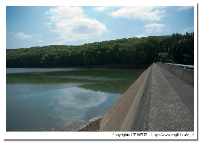 笹流ダムの提体からダム湖を見る（北海道函館市）