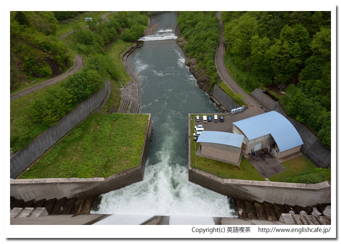 札内川ダム、札内川ダムの天端から洪水吐と下流域を見る（北海道中札内村）